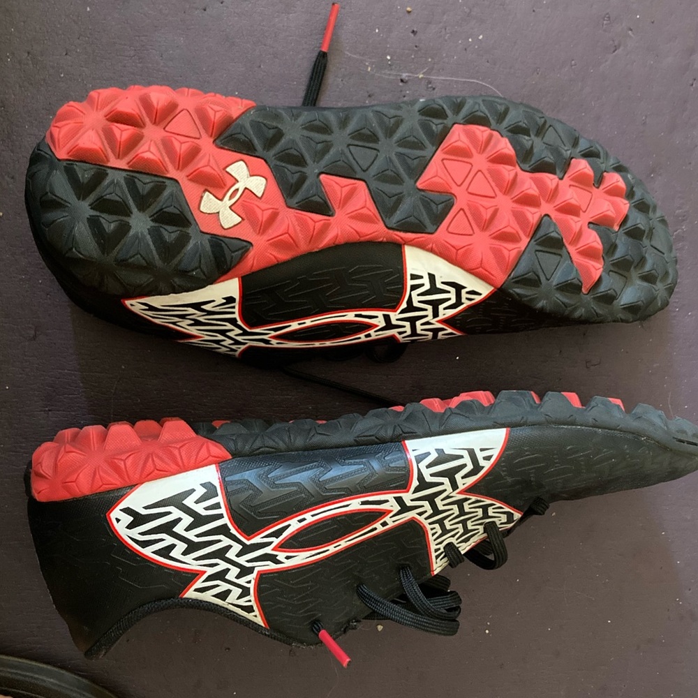Turf soccer shoes in great condition